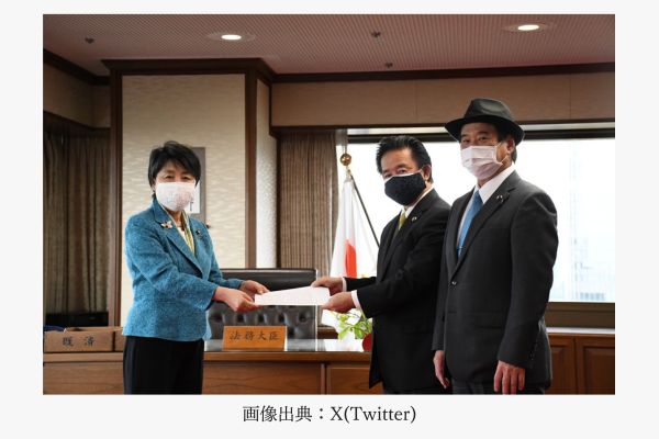 「選択的夫婦別姓制度導入を求める要請書」を受け取る法務大臣時代の上川陽子さん